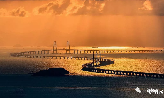舞鋼鋼板撐起的港珠澳大橋傍晚的景色真是迷人