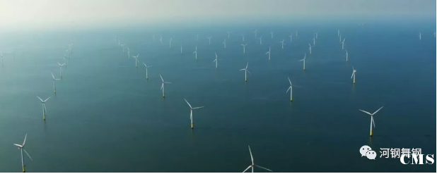 咱們河鋼舞鋼板用于關(guān)鍵支撐——海上風(fēng)電鋼管樁猶如“定海神針”一樣屹立海中，確保海上風(fēng)機(jī)在復(fù)雜情況下，也能安全穩(wěn)定運(yùn)行